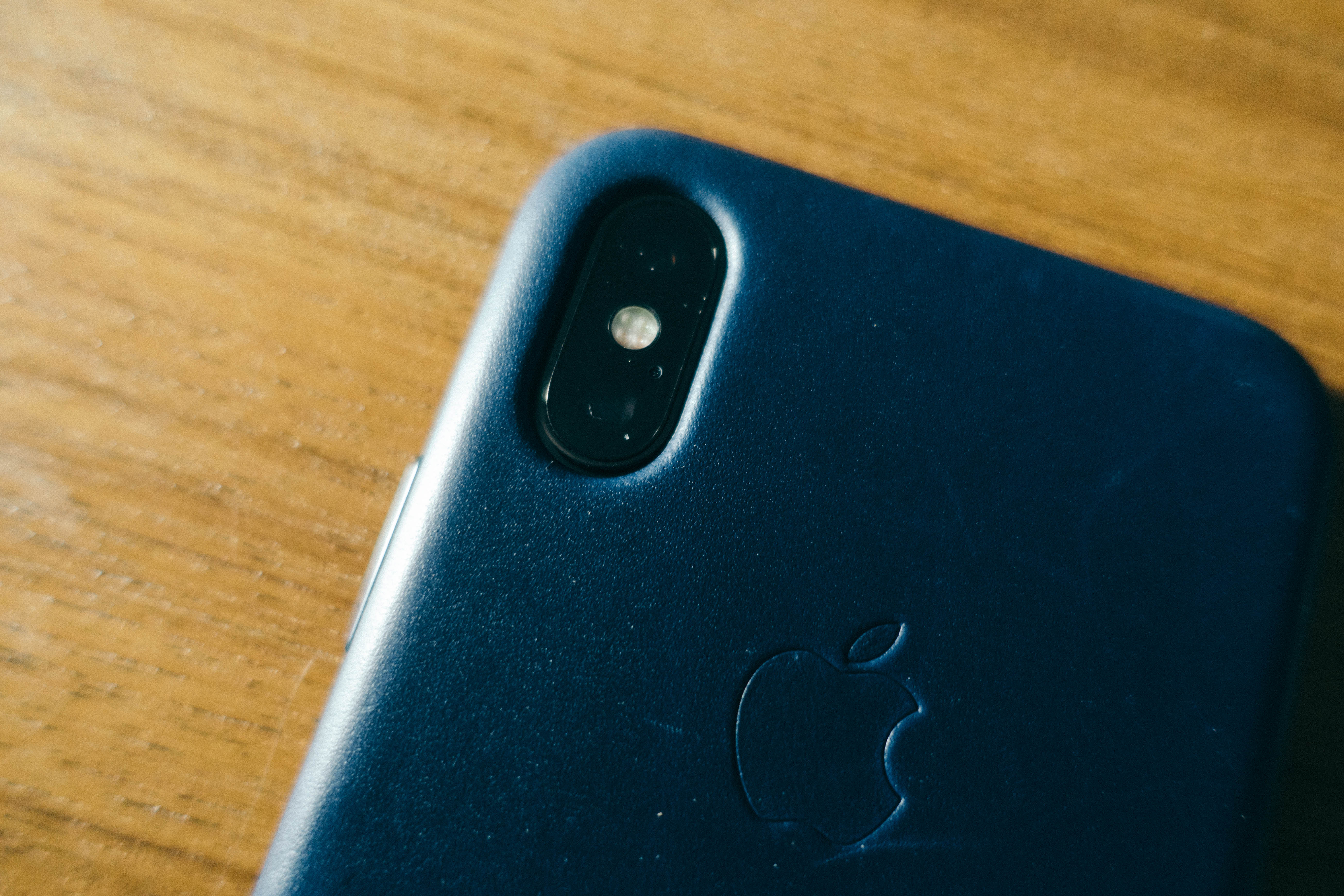 Iphone X 純正レザーケース 大人の色合いミッドナイトブルーは最高のデザイン 情報アンテナ